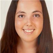 Profesora titulada de Educación Primaria con mención en lengua extranjera (inglés).